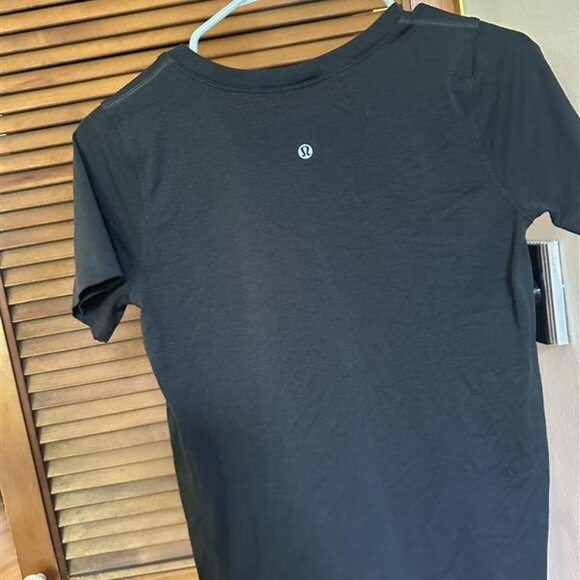 Women's Lululemon Top - Picture 2 of 3